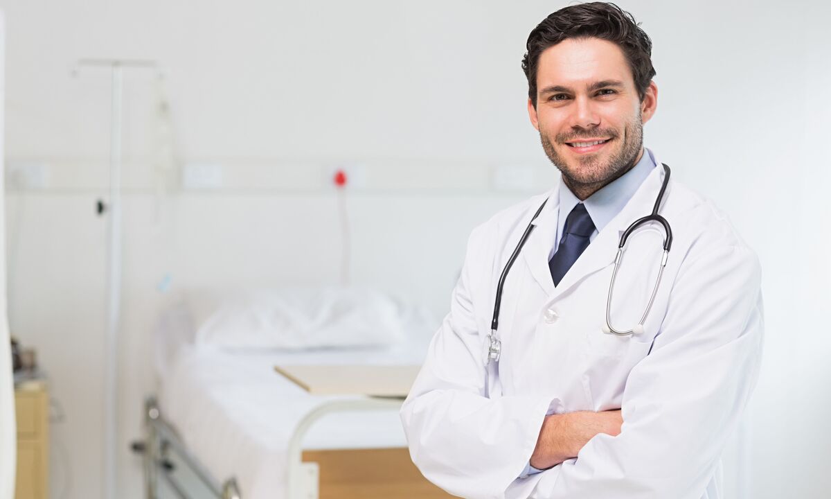 Dokter meresepkan obat untuk pengobatan prostatitis berdasarkan hasil analisis